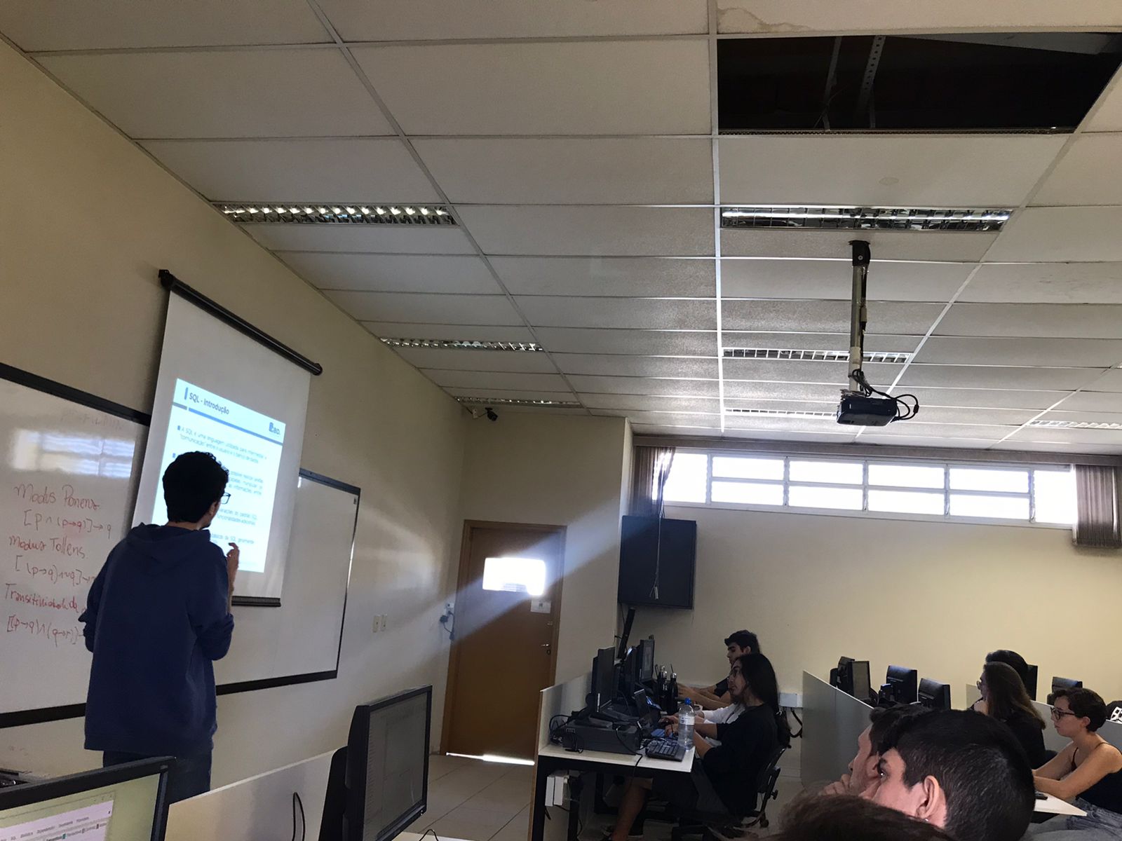 Foto 1 da notícia de título: Mestrando e líder do GBD oferece aula prática de banco de dados , no portal do Grupo de Banco de Dados (GBD) - UNESP/IBILCE - São José do Rio Preto