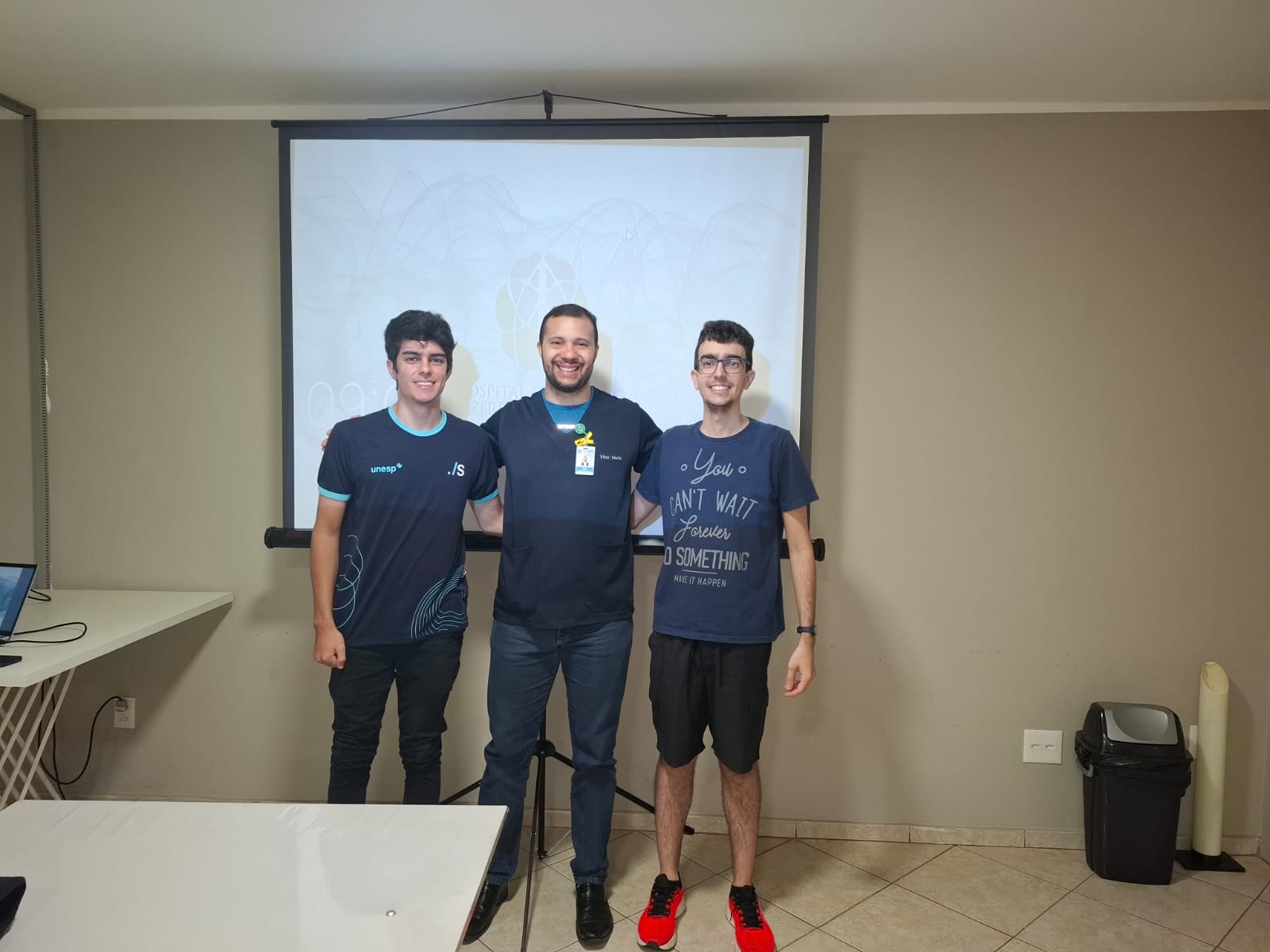 Foto 1 da notícia de título: Reunião com o médico Vitor sobre o módulo da CCIH do GEP, no portal do Grupo de Banco de Dados (GBD) - UNESP/IBILCE - São José do Rio Preto