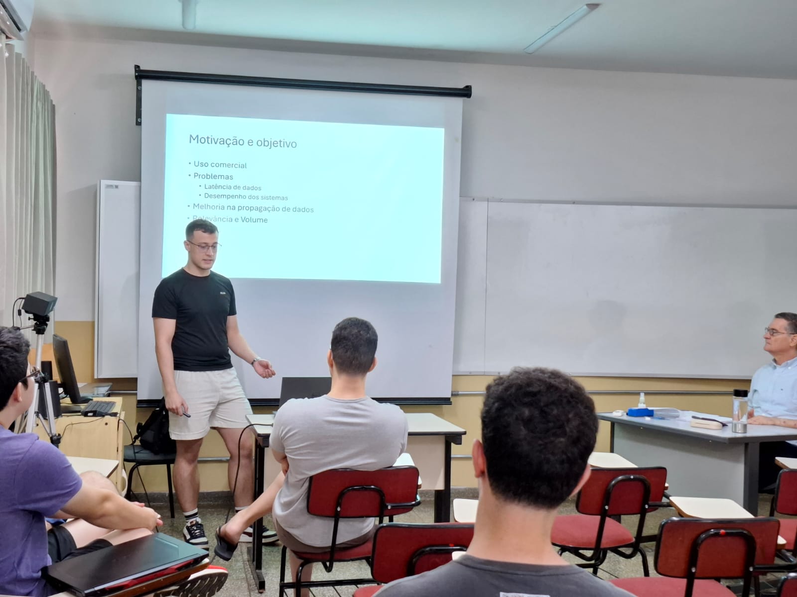 Foto 2 da notícia de título: Alunos fazem apresentação de prévia do Trabalho de Conclusão de curso - TCC, no portal do Grupo de Banco de Dados (GBD) - UNESP/IBILCE - São José do Rio Preto