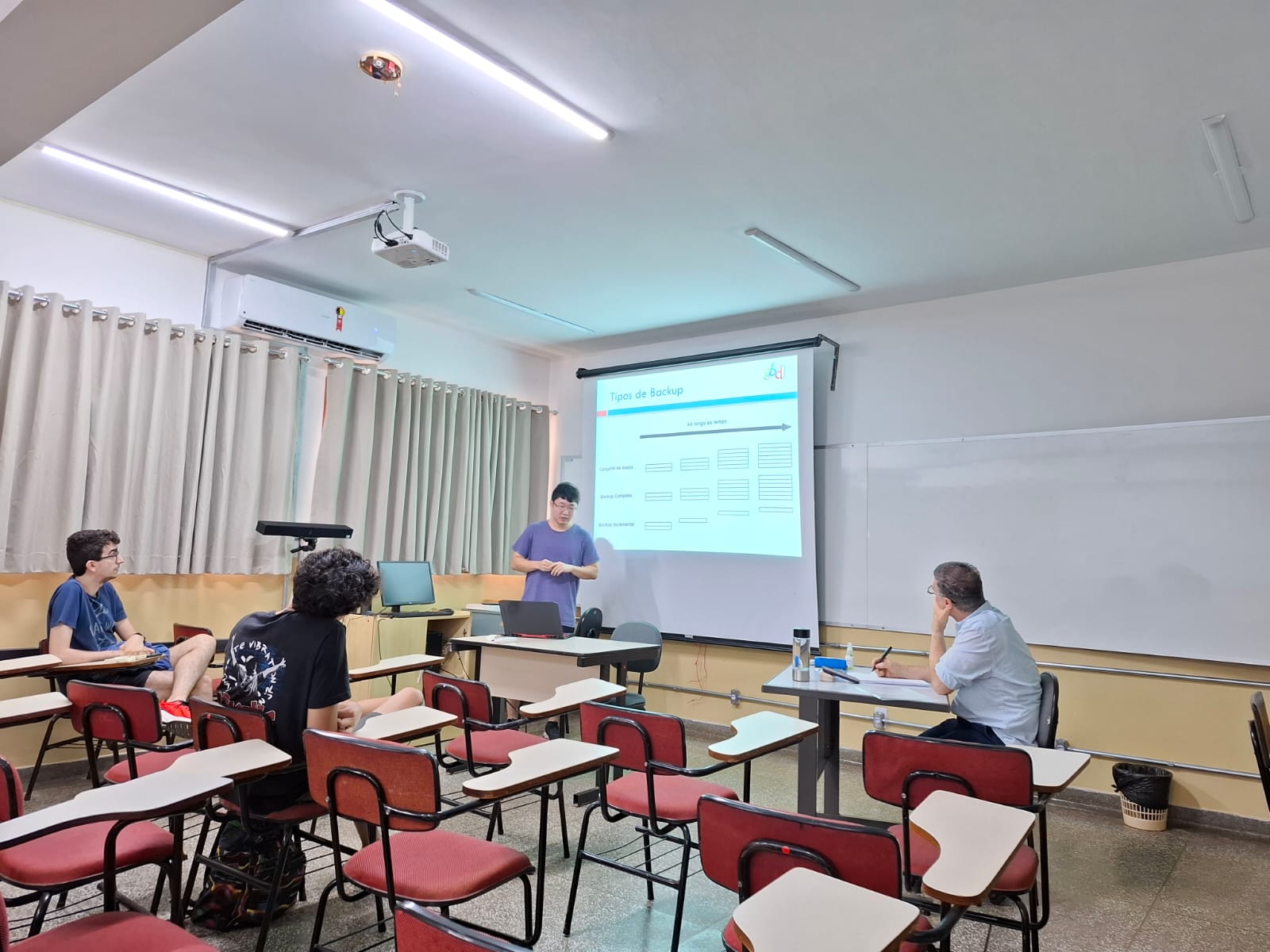 Foto 4 da notícia de título: Alunos fazem apresentação de prévia do Trabalho de Conclusão de curso - TCC, no portal do Grupo de Banco de Dados (GBD) - UNESP/IBILCE - São José do Rio Preto
