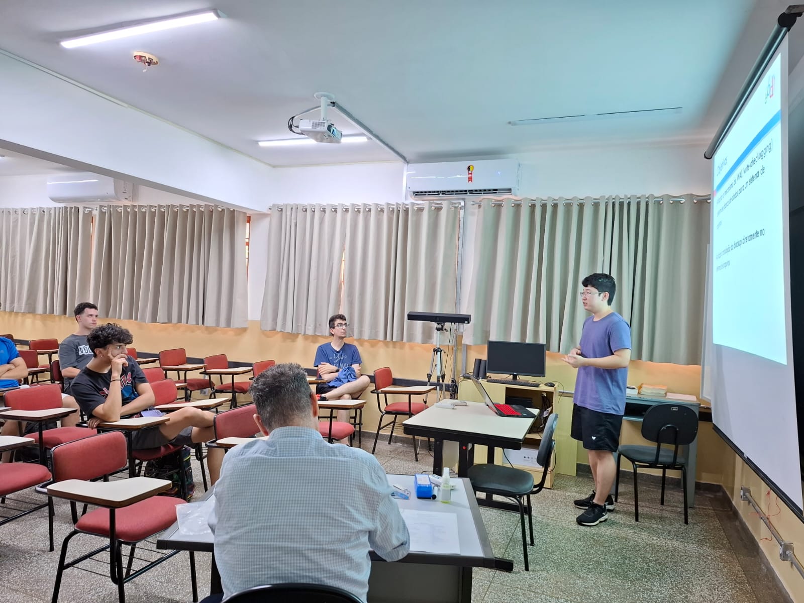 Foto 5 da notícia de título: Alunos fazem apresentação de prévia do Trabalho de Conclusão de curso - TCC, no portal do Grupo de Banco de Dados (GBD) - UNESP/IBILCE - São José do Rio Preto